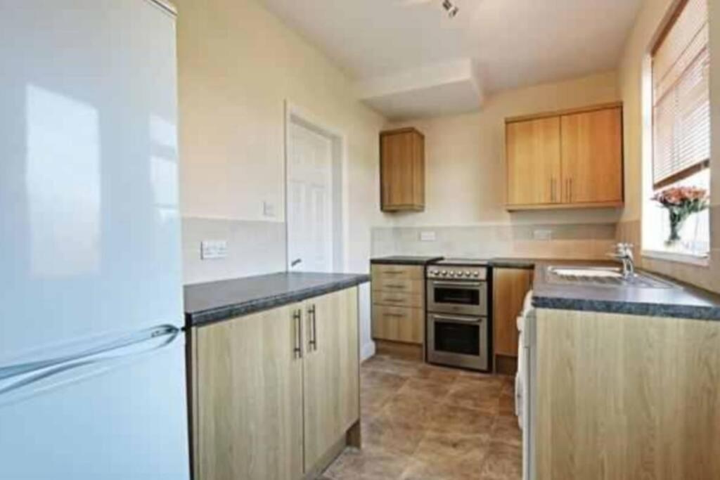 Two Bedroom Terrace House With Parking Kingston upon Hull Exterior foto
